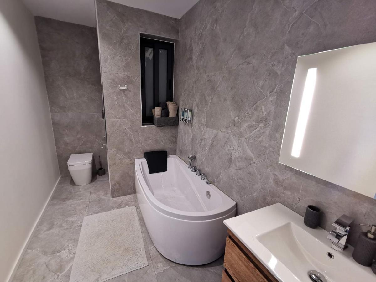 Duplex Maisonette With Heated P-Pool And Jacuzzi Сент Джулианс Экстерьер фото