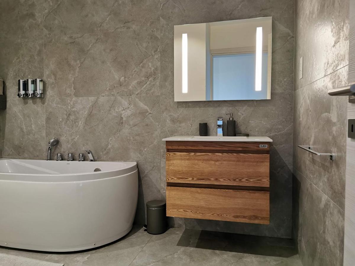 Duplex Maisonette With Heated P-Pool And Jacuzzi Сент Джулианс Экстерьер фото